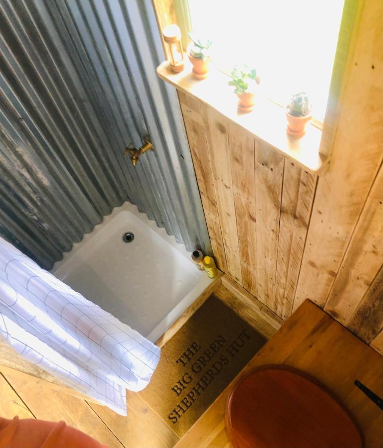 The Big Green Shepherds Hut Charlwood Exterior photo
