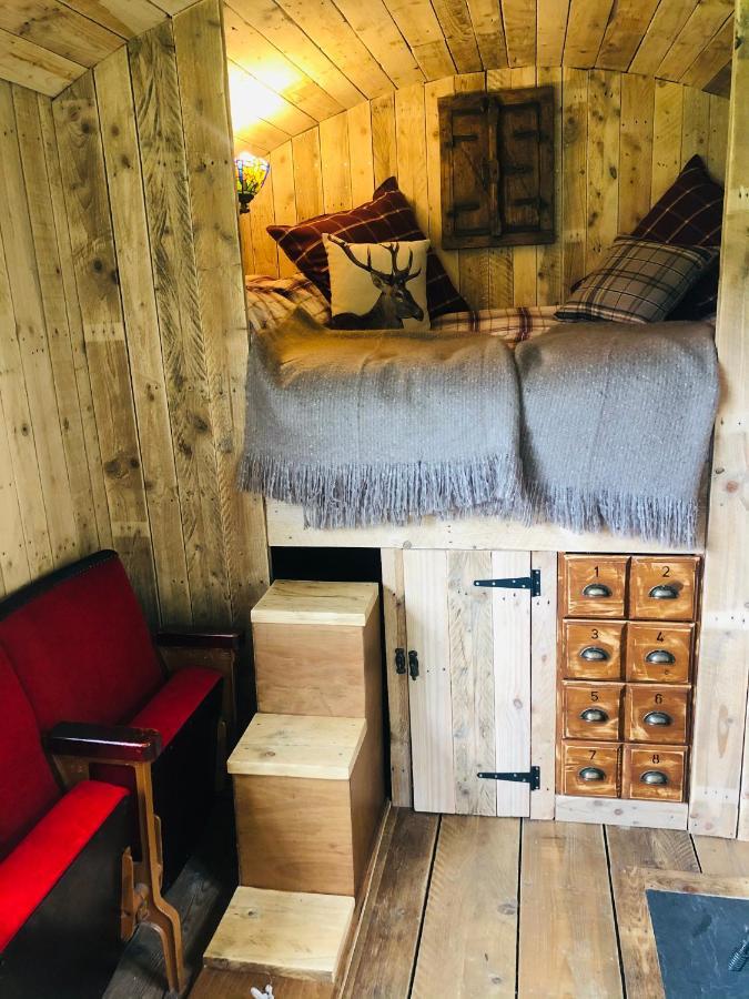 The Big Green Shepherds Hut Charlwood Exterior photo