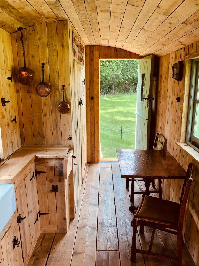 The Big Green Shepherds Hut Charlwood Exterior photo