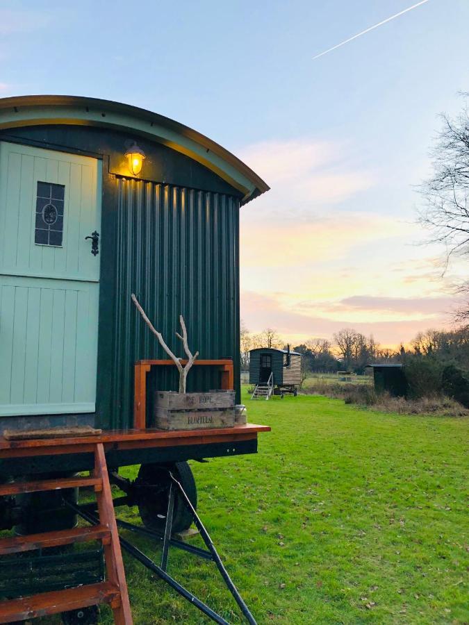 The Big Green Shepherds Hut Charlwood Exterior photo