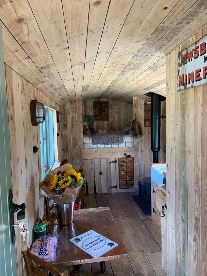 The Big Green Shepherds Hut Charlwood Exterior photo